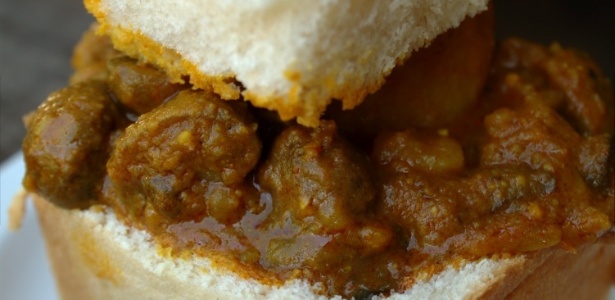 Clássico indiano em Durban, o bunny chow é um pão recheado com um molho preparado à base de curry - Eduardo Vessoni/UOL