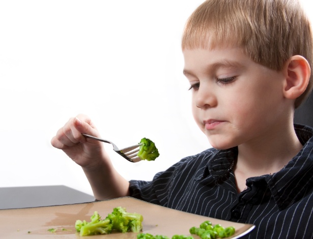 Crianças, mais do que os adultos, têm uma cautela natural em relação aos alimentos - Thinkstock