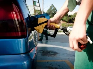 Por que donos de carros mais antigos devem se preocupar com nova gasolina