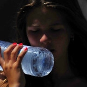 Beber dois litros de água por dia pode não ser tão necessário quanto parece - AFP