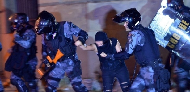 Policiais prendem manifestante em protesto em apoio a professores no Rio - Yasuyoshi Chiba/AFP