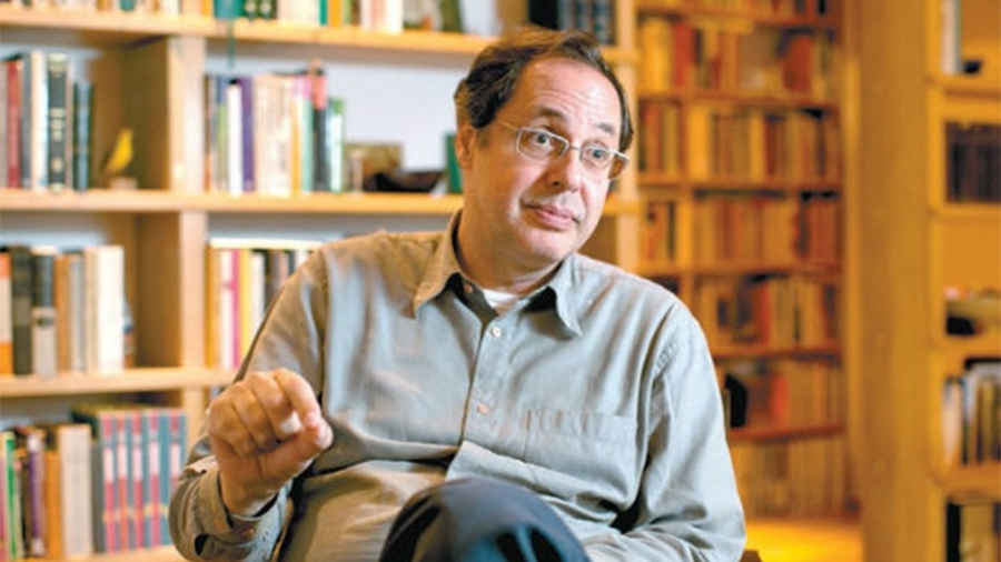 O economista Eduardo Giannetti da Fonseca em sua casa, em São Paulo - Fabio Braga/Folhapress