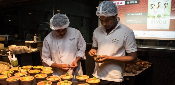 Preparação de prato servido com o filme "Xingu"; evento Mesa no Cinema acontece anualmente no CineSesc - Alf Ribeiro/Divulgação