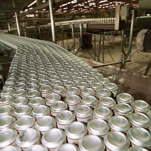 Linha de produção em fábrica de cerveja - Roosevelt Cassio/Folhapress