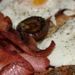 Na imagem, um típico café da manhã rico em gorduras - BBC