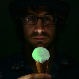 Charlie Francis e sua invenção, o sorvete que brilha no escuro; guloseima é vendida a  140 libras - Divulgação/lickmeimdelicious.com