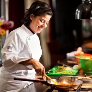 Ana Luiza Trajano, chef do Brasil a Gosto, comanda o programa "Fominha" (GNT), sobre comida de estádios - Divulgação