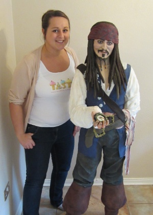 Lara Clarke, posa ao lado de Jack Sparrow:  bolo é sustentado por canos de PVC e aço - BBC