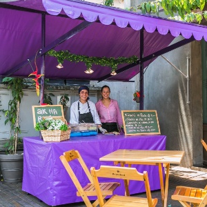 A chfe Andrea Kaufmann e sua barraca de comida de rua, montada na frente do restaurante AK Vila - Divulgação