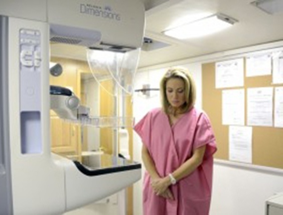 Jornalista Amy Robach é diagnosticada com câncer em mamografia ao vivo