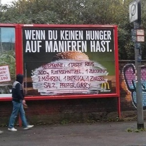Pichações ocultam anúncios de fast-food com ingredientes para receitas caseiras em Colônia (Alemanha) - Divulgação/facebook.com/StreetArtGermany