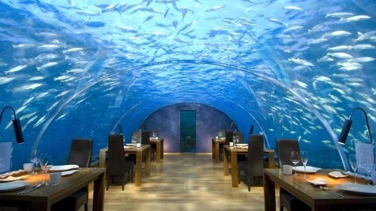 O salão submarino do restaurante Ithaa Undersea Restaurant, integrado ao hotel Conrad Maldives Rangali Island, nas Maldivas