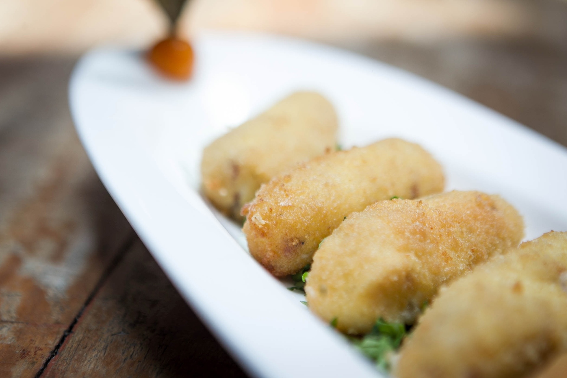 Croquete espanhol tradicional caseiro em um garfo no fundo