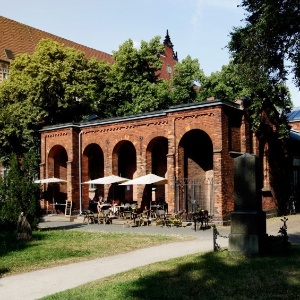 Café Strauss, localizado em cemitério em Berlim (Alemanha), funciona em uma antiga câmara mortuária - Divulgação