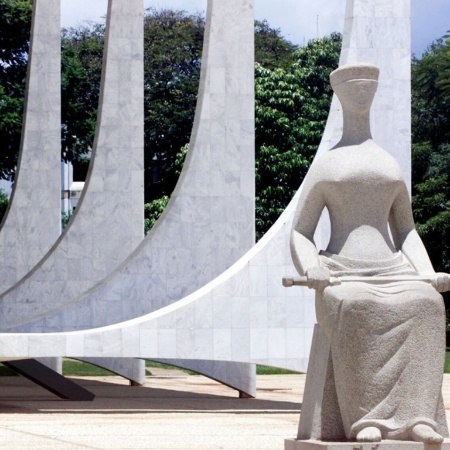 Estátua simbolizando a Justiça em frente à sede do Supremo Tribunal Federal (STF), em Brasília - Bruno Stuckert/Folhapress