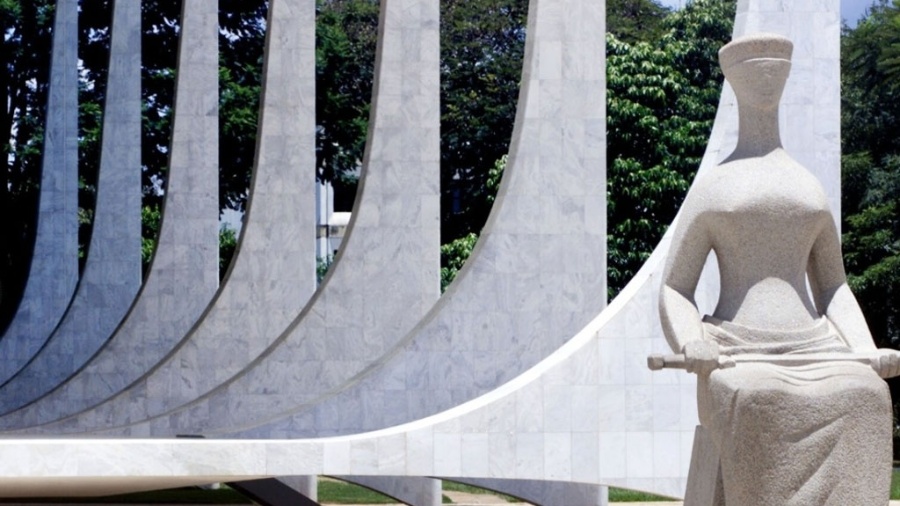 Estátua simbolizando a Justiça em frente ao STF