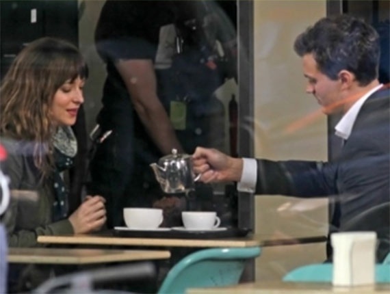 2.dez.2013 - Dakota Johnson e Jamie Dornan foram flagrados no primeiro dia de filmagem de "Cinquenta Tons de Cinza" - Reprodução