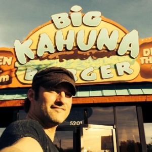O diretor Robert Rodriguez diante do cenário do Big Kahuna Burger, em Austin (EUA) - Divulgação/twitter.com/Rodriguez