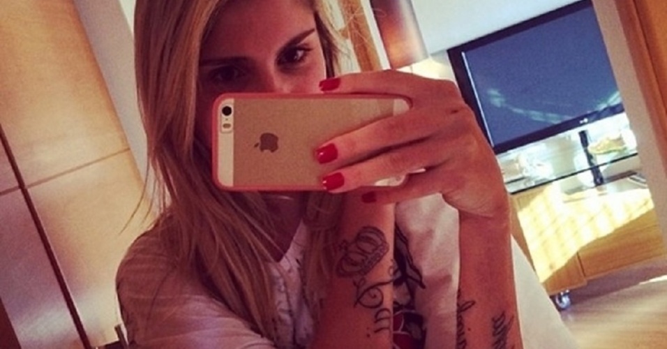 17.dez.2013 - Bárbara Evans faz tatuagem em homenagem à mãe
