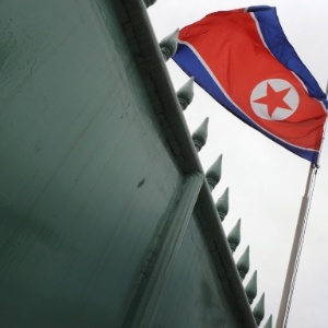 Bandeira da Coreia do Norte tremula na embaixada do país em Jacarta, Indonésia - Romeo Gacad/AFP