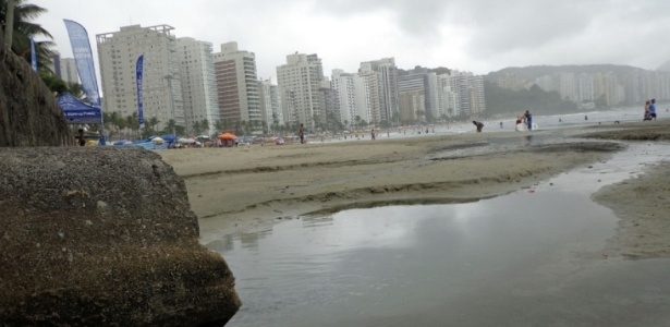 Córrego que se forma com água pluvial e deságua no mar na praia das Astúrias, no Guarujá (SP) - Rafael Motta/UOL