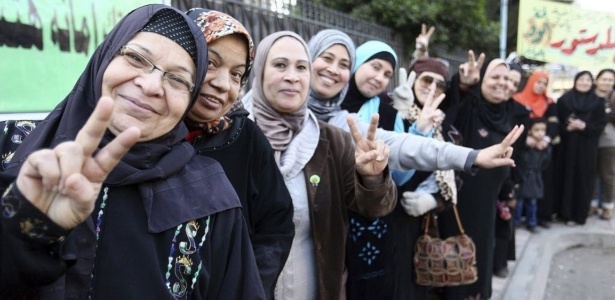 Mulheres aguardam para votar em referendo sobre a nova Constituição do Egito - Khaled Elfiqi/Efe