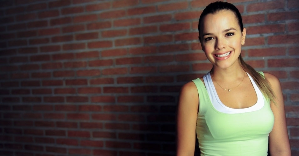 Thaeme - cantora da dupla sertaneja "Thaeme e Thiago" - abre do álbum - Junior Lago/UOL. Agradecimento: Academia Bio Ritmo