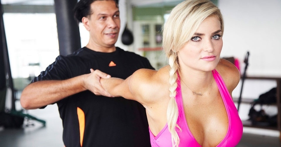 Thaíz Schmitt - Coelhinha da Playboy - alongamento - Rodrigo Niemeyer/UOL Agradecimento: ID Academia