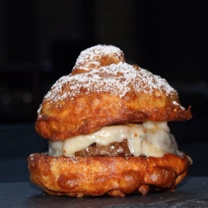 Hambúrger Monte Cristo, criado pelo chef Michael Voltaggio, combina carne com pão doce e queijo gruyère - Divulgação/instagram.com/umamiburger