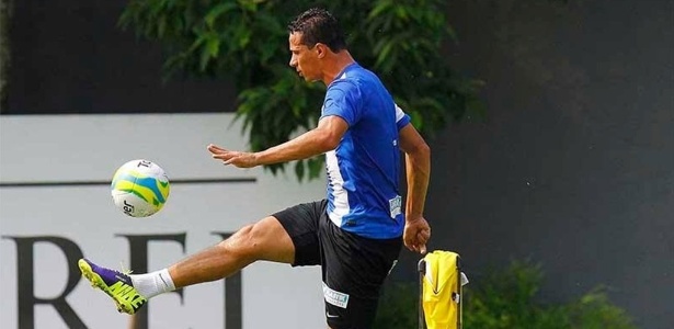 Além de perder a posição de titular, Leandro Damião sentiu incomodo no púbis nesta terça-feira - Santos FC/Divulgação