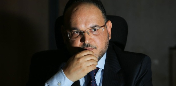 6.fev.2014 - O ministro da Educação, José Henrique Paim, em seu gabinete - Sérgio Lima/Folhapress