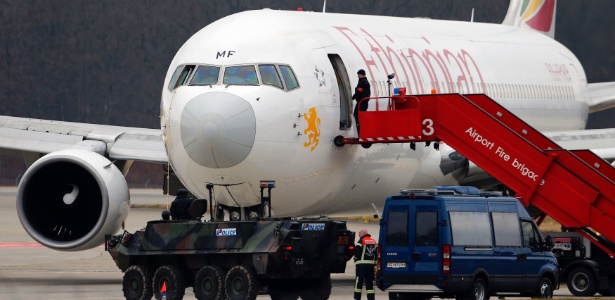 Avião da Ethiopian Airlines pousa em Genebra (Suíça) após tentativa de sequestro por parte do copiloto - Denis Balibouse/Reuters