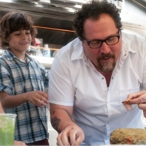 Os atores Emjay Anthony e Jon Favreau cozinhando em cena do filme "Chef" (2014) - Divulgação/twitter.com/Jon_Favreau