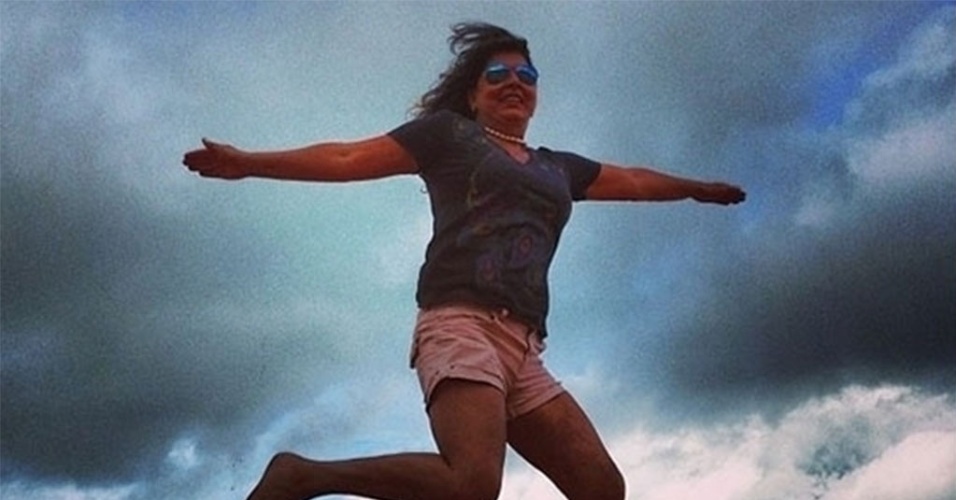 "Sou fod..!Nasci para voar rsrsrs", escreveu Roberta Miranda ao postar essa foto em uma praia do Rio Grande do Norte