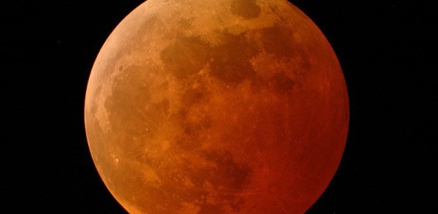 Lua de Sangue 2025: veja que horas começa o eclipse lunar hoje