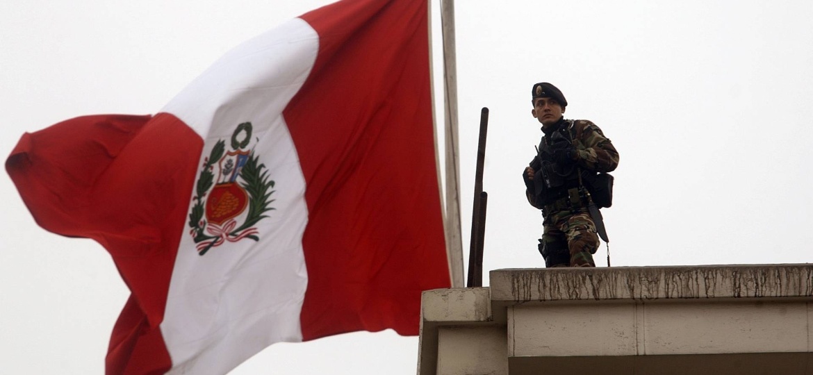 Bandeira do Peru é hasteada na sede do Congresso na capital do país, Lima - Geraldo Caso/AFP