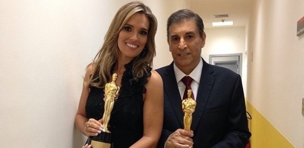 Karyn Bravo e Carlos Nascimento com o Troféu Imprensa; jornalista está afastado para curar câncer