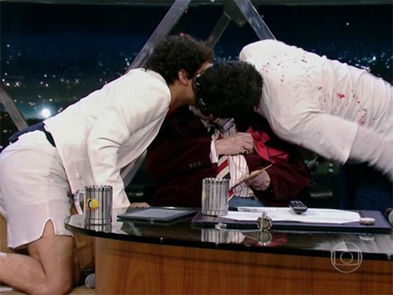 28.abr.2014 - Jô Soares encena beijo gay triplo na TV e surpreende