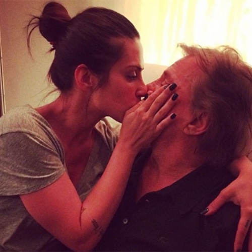 21.mai.2014 - Cleo Pires senta no colo de Fabio Jr e dá um beijo na boca dele. A atriz mostrou a foto carinhosa com seu pai em sua conta do Instagram na madrugada desta quarta-feira