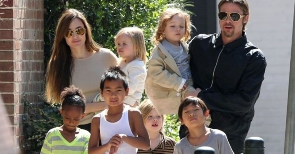 O casal Angelina Jolie e Brad Pitt passeia com os seis filhos pelas ruas de Nova Orleans (20/3/11)