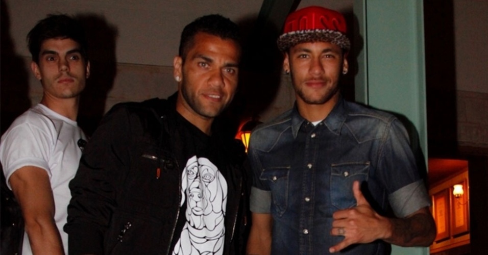 6.jun.2014 - Daniel Alves e Neymar prestigiaram a inauguração de um restaurante, na zona sul de São Paulo