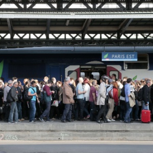 Usuários de trem em estação de Paris - Jacques Demarthon/AFP