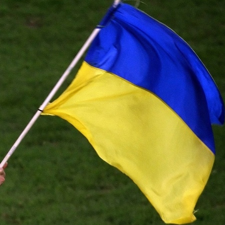 Imagem de arquivo da bandeira da Ucrânia; Diplomata russo foi declarado "persona non grata" - AFP