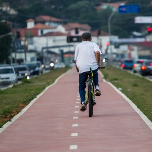 Ciclista pedala sem capacete na ciclovia da avenida Eliseu de Almeida, zona oeste de SP - Bruno Poletti/Folhapress