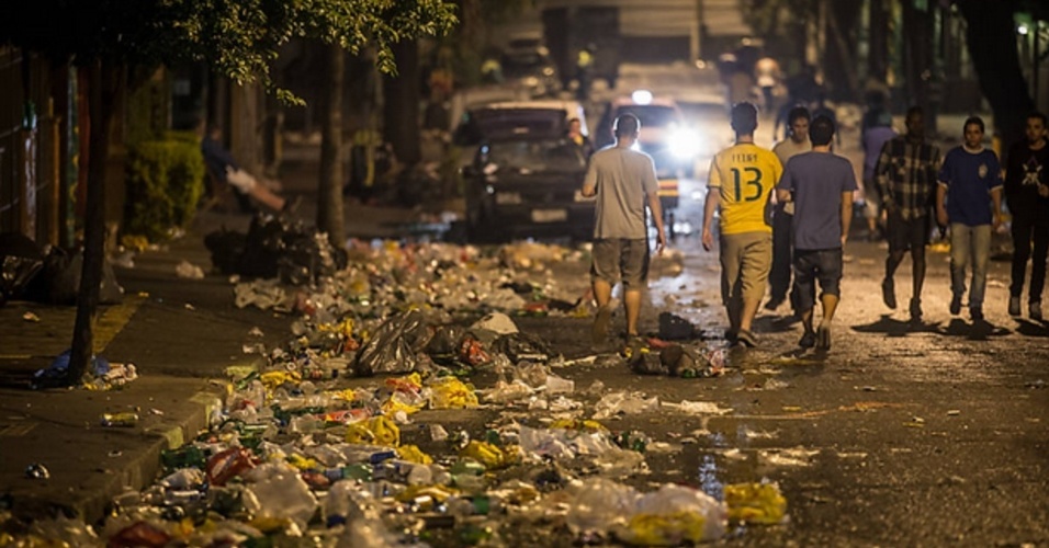 Após jogo, lixo se aglomera na Vila Madalena; prefeitura recolheu 40 toneladas