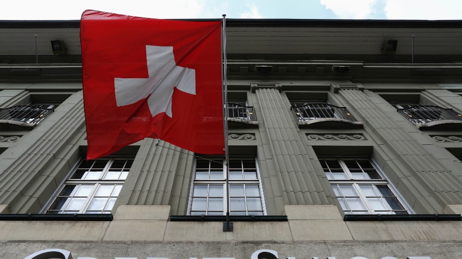 Bandeira da Suíça tremula na sede do banco Credit Suisse na capital do país, Berna - Ruben Sprich/Reuters