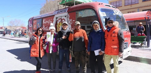 Integrantes do Kimchi Bus, projeto que percorre o mundo para divulgar a cozinha da Coreia do Sul - Divulgação/kimchibus.com