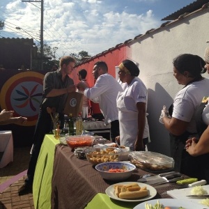 Príncipe Harry cumprimenta membros da ONG Gastromotiva em encontro em Cubatão (SP) - Divulgação