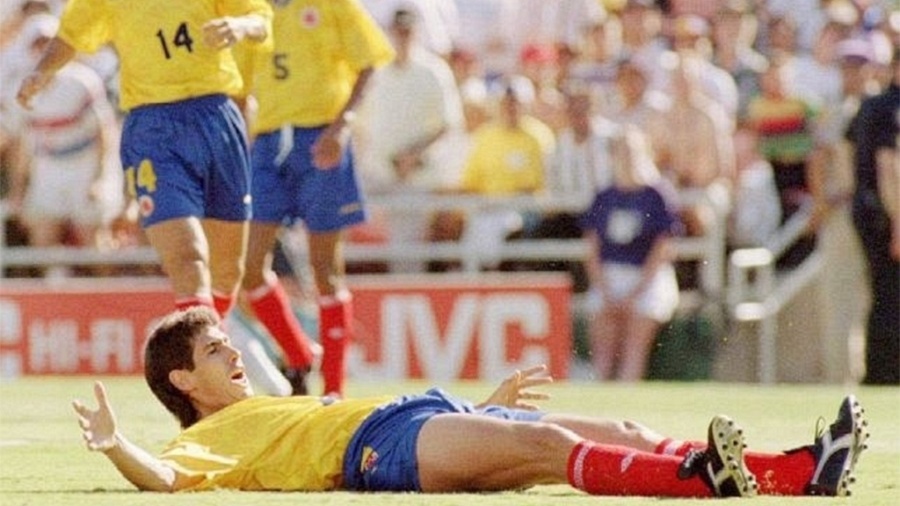 Andrés Escobar após fazer um gol contra na partida em que a Colômbia perdeu para os Estados Unidos por 2 a 1 na Copa de 94 - Arquivo/Reuters