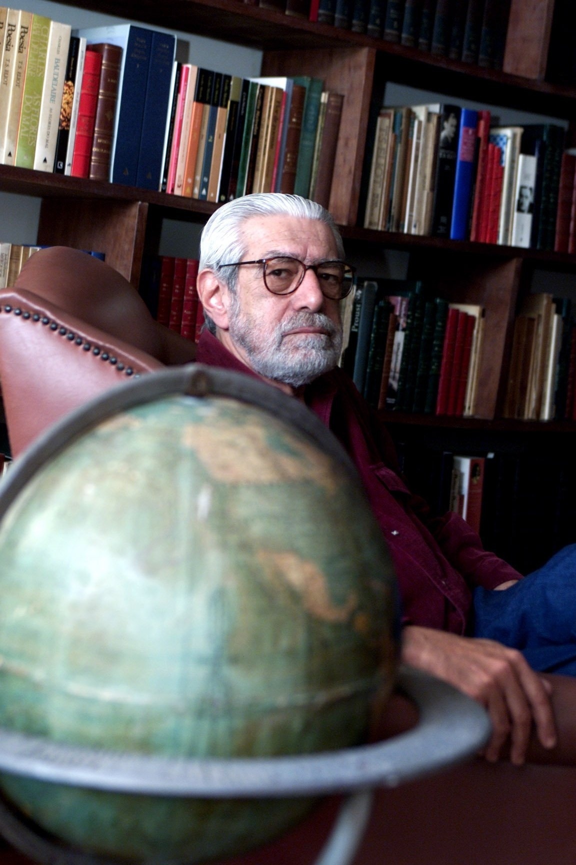 O poeta e secretário geral da Academia Brasileira de Letras, Ivan Junqueira, 71, que lançou recentemente "Melhores Poemas", em sua residência no Rio de Janeiro, RJ. - Ana Carolina Fernandes/Folhapress